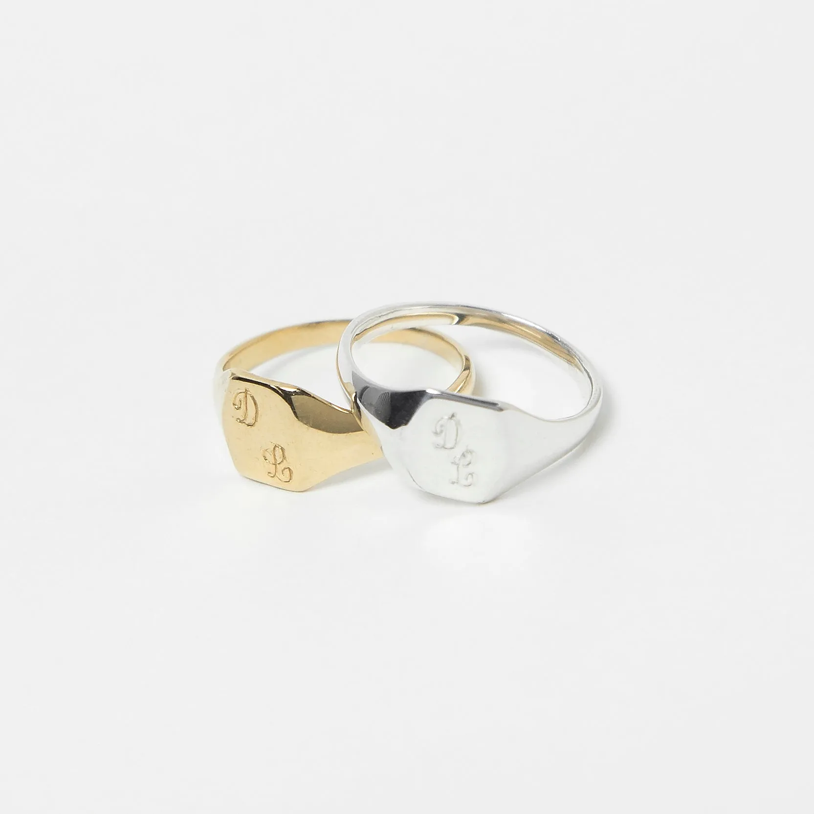 Pijama Signet Ring in Sterling Silver